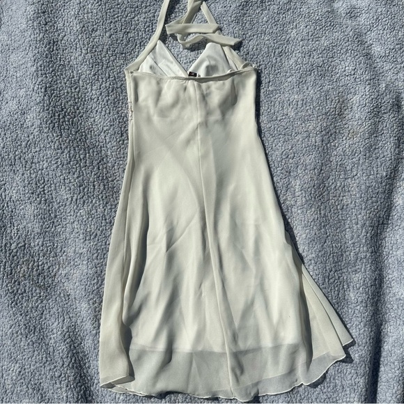 White Flowy Mid-length Dress with Sequence and Lace Detailing - Size Medium - Picture 11 of 13